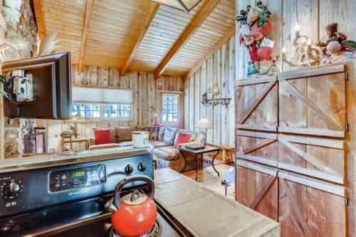 Moose Hut Cabin Dog Friendly Shared Hot Tub