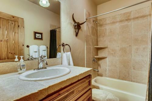 New Listing! Idyllic Mountain-view Home Home