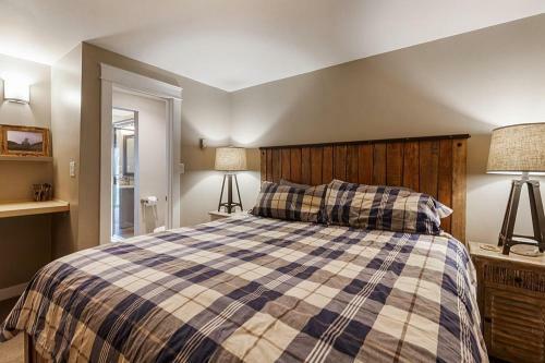 Updated Downtown Condo-walk Everywhere & Parking!