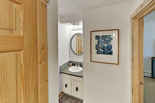Apartamento New Listing! Charming Mountain-view Ski Condo Condo