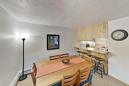 Apartamento New Listing! Charming Mountain-view Ski Condo Condo