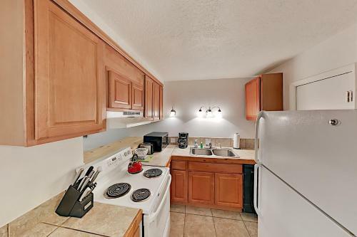 Apartamento New Listing! Charming Mountain-view Ski Condo Condo