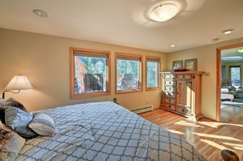 Private River Access, Mtn Views And A Spacious Home