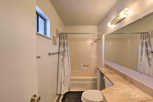 Creekside Retreat With Deck 3 Miles To Downtown!