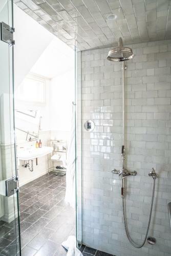 Hotel Eleven Experience Public House Lofts