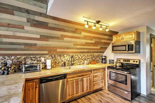 Hillside Cripple Creek Cabin With Hot Tub, Mtn Views!