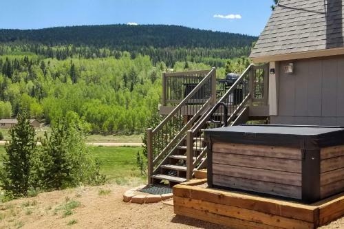 Hillside Cripple Creek Cabin With Hot Tub, Mtn Views!