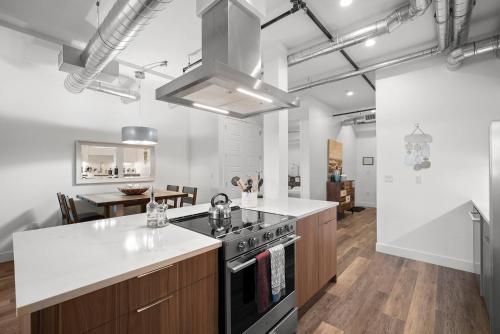 New Stunning Modern Loft In Rino! Walk Everywhere!