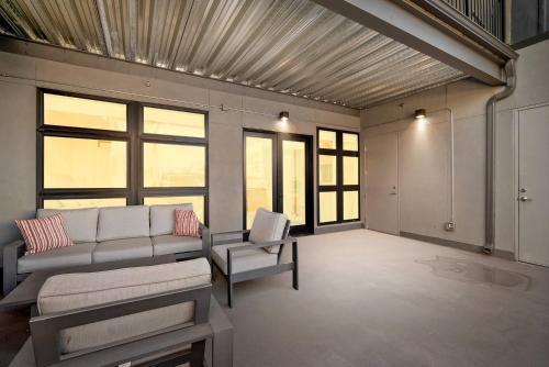 New Stunning Modern Loft In Rino! Walk Everywhere!