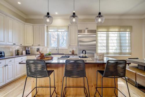 Luxe Family Getaway Pool Table & Arcade Sleeps 12