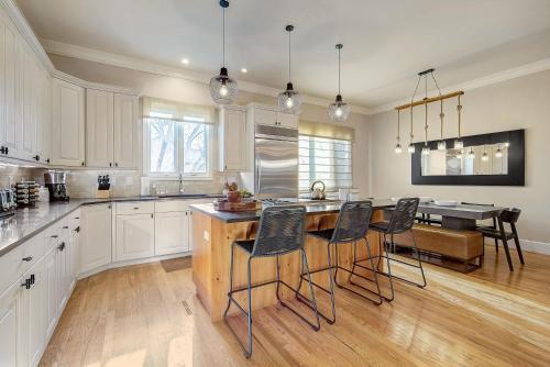 Luxe Family Getaway Pool Table & Arcade Sleeps 12