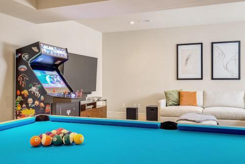 Luxe Family Getaway Pool Table & Arcade Sleeps 12