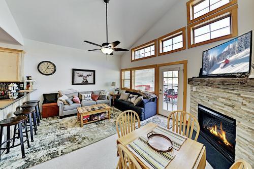 Apartamento Sunny Spacious Mountain Condo - Fireplace & Deck Condo