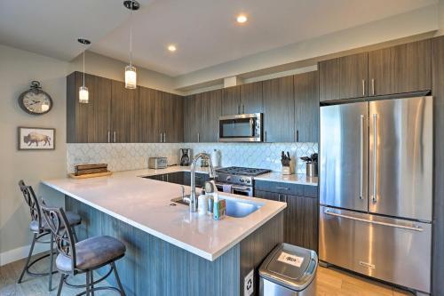 Townhome With Rooftop Deck Walk To Mile High!