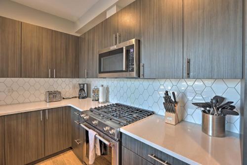 Townhome With Rooftop Deck Walk To Mile High!