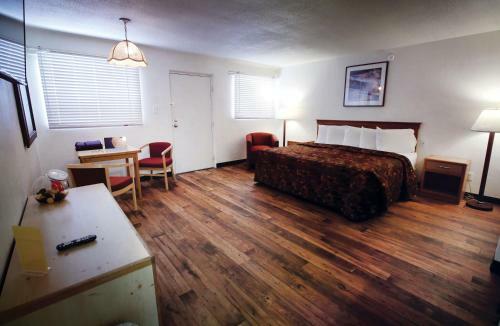 Hotel Spanish Trails Inn And Suites