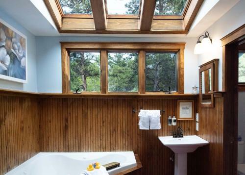 Bed & Breakfast Romantic Riversong Inn