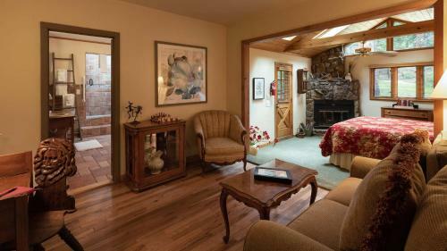 Bed & Breakfast Romantic Riversong Inn