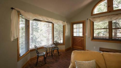 Bed & Breakfast Romantic Riversong Inn