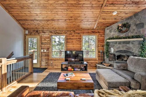 Stunning Luxury Mountain Getaway With Deck!