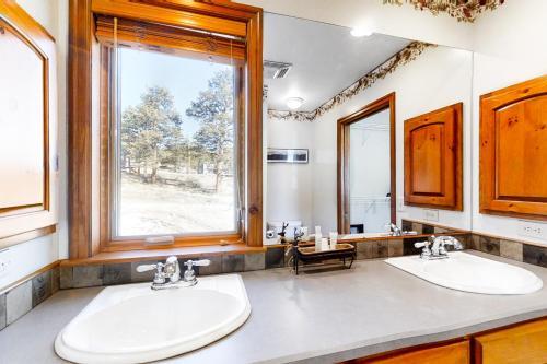 Longs Peak Lookout Cabin