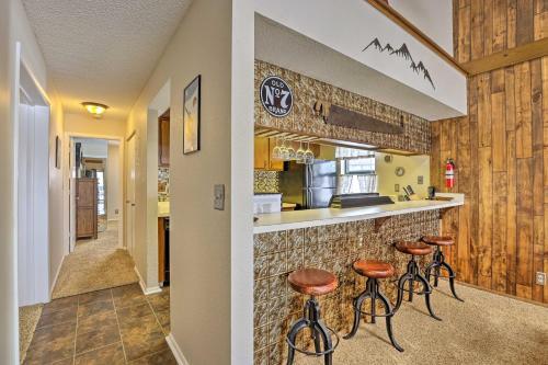 Apartamento Fraser Condo With Balcony, Walk To Ski Shuttle!
