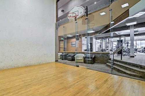 Apartamento Fraser Condo With Balcony, Walk To Ski Shuttle!