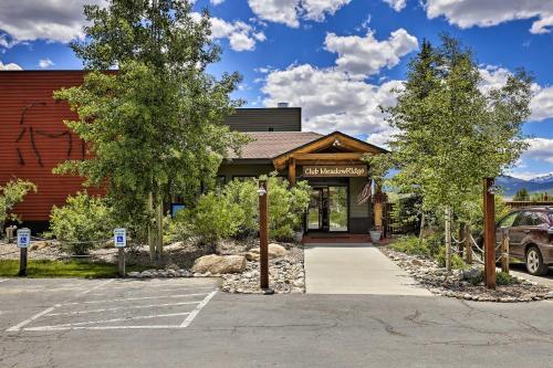 Apartamento Fraser Condo With Balcony, Walk To Ski Shuttle!