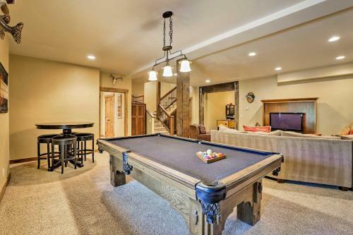 The Bells Luxe Lodge With Game Room, Deck, Fireplace