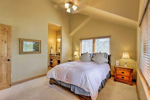 The Bells Luxe Lodge With Game Room, Deck, Fireplace