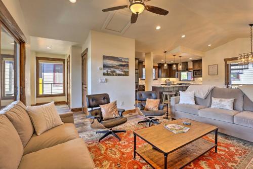 Upscale Getaway With Hot Tub, Walk To Main St