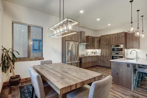 5th Ave #2 3br 3ba Townhouse