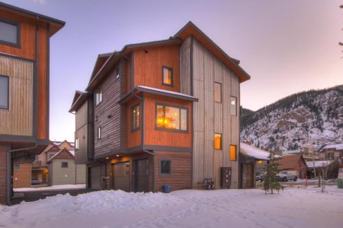 5th Ave #2 3br 3ba Townhouse