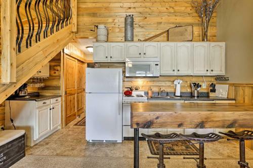 Apartamento Granby Condo With Pool Access - Mins To Hiking!