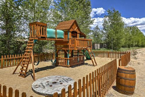Luxury Cabin On Fraser River Fish, Ski, And Enjoy!