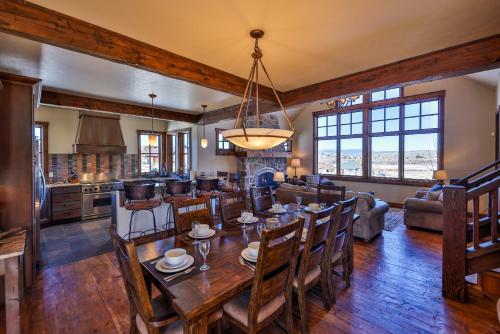 Saddle Ridge Lodge