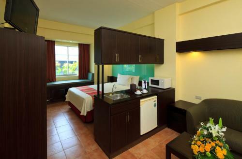 Hotel Microtel By Wyndham Sto. Tomas