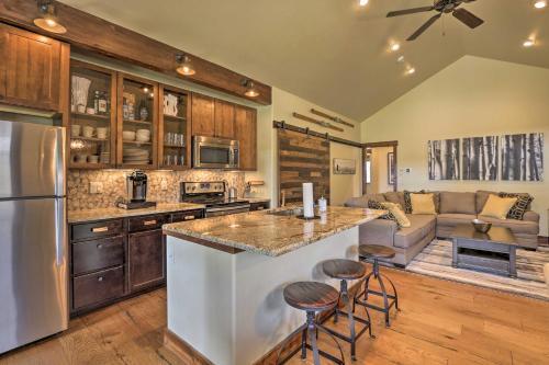Walk To Main St And Marina From Updated Cabin!