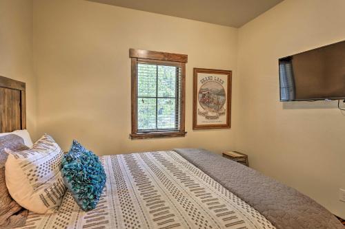 Walk To Main St And Marina From Updated Cabin!