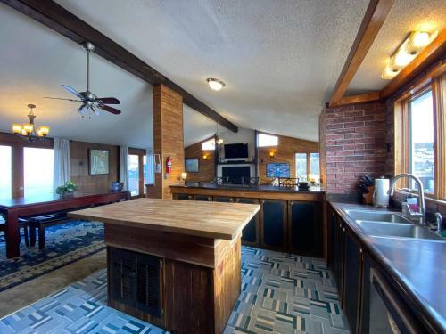 Best Views In Town + Pool Table & Fireplace +dogs!