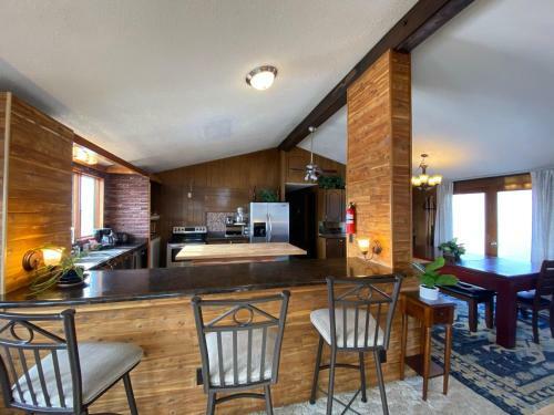 Best Views In Town + Pool Table & Fireplace +dogs!