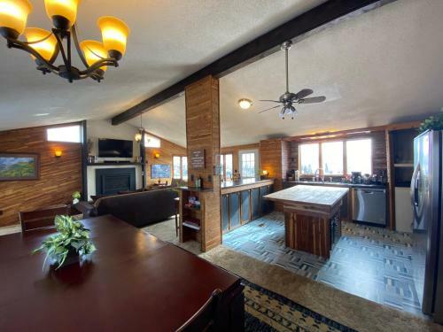 Best Views In Town + Pool Table & Fireplace +dogs!