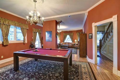 Governor's Mansion - Downtown Beautiful Space, Pool Table, Pets Welcome!