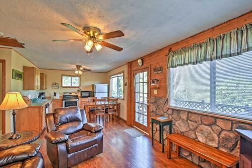 Cabin With Mtn Views - 5 Mi To Mueller State Park!