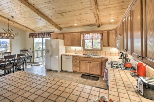 Rustic Home With Deck, Near Fishing And Downtown!