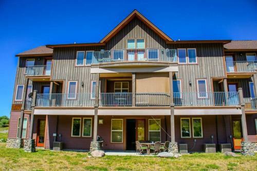 Luxury Riverfront Townhome (2 Bed)