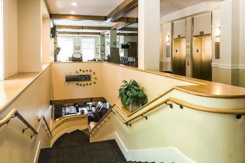 The Lodge At Mountaineer Square