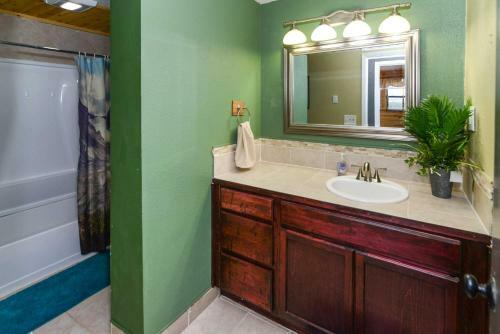 Private Home With Expansive Deck And Mtn Views!