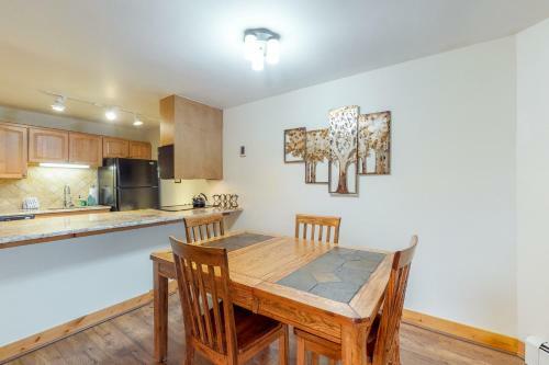 7112 Silver Queen West