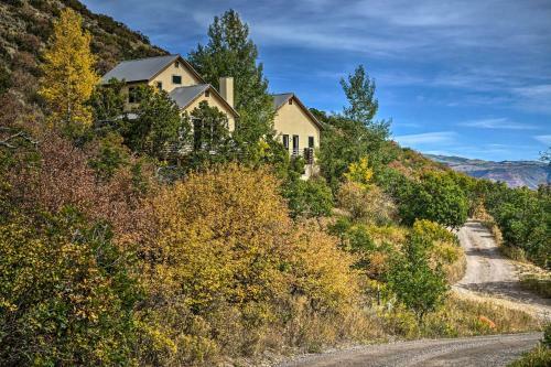 Snowmass Couples Getaway With Mtn Views And Deck